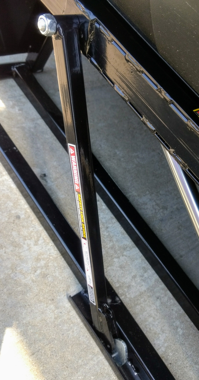 Close-up of the locking bar. When things are locked in, the vehicles feel incredibly secure. Much more-so than on jack stands.